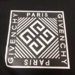 P75 🌟GIVENCHY 纪梵希 26SS最新款情侣款圆领短袖 情侣T恤～ 春夏新品 高品质 🔥🔥时尚百搭潮款 定制进口面料 ！穿着舒适 透气 时尚不失个性 上身休闲随性 帅气有型 彰显大牌气质。三标齐全！！ 颜色：黑色 白色 尺码：M-XXXL