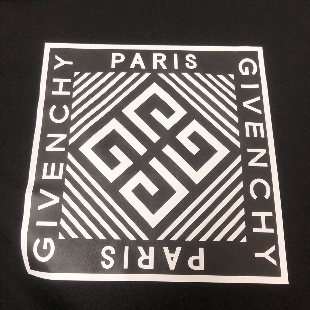 P75 🌟GIVENCHY 纪梵希 26SS最新款情侣款圆领短袖 情侣T恤～ 春夏新品 高品质 🔥🔥时尚百搭潮款 定制进口面料 ！穿着舒适 透气 时尚不失个性 上身休闲随性 帅气有型 彰显大牌气质。三标齐全！！ 颜色：黑色 白色 尺码：M-XXXL