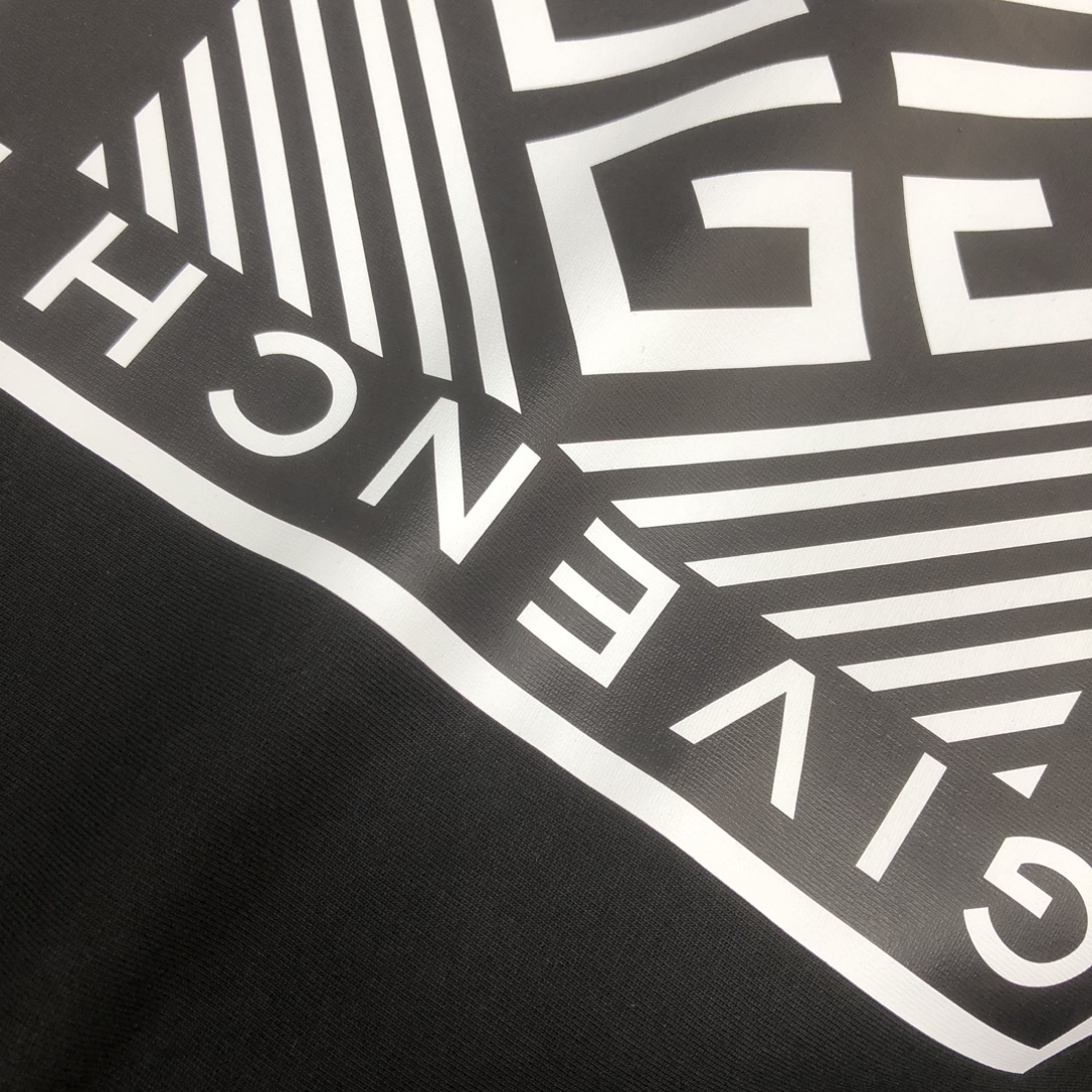 P75 🌟GIVENCHY 纪梵希 26SS最新款情侣款圆领短袖 情侣T恤～ 春夏新品 高品质 🔥🔥时尚百搭潮款 定制进口面料 ！穿着舒适 透气 时尚不失个性 上身休闲随性 帅气有型 彰显大牌气质。三标齐全！！ 颜色：黑色 白色 尺码：M-XXXL