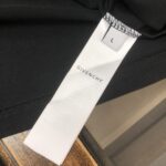P75 🌟GIVENCHY 纪梵希 26SS最新款情侣款圆领短袖 情侣T恤～ 春夏新品 高品质 🔥🔥时尚百搭潮款 定制进口面料 ！穿着舒适 透气 时尚不失个性 上身休闲随性 帅气有型 彰显大牌气质。三标齐全！！ 颜色：黑色 白色 尺码：M-XXXL