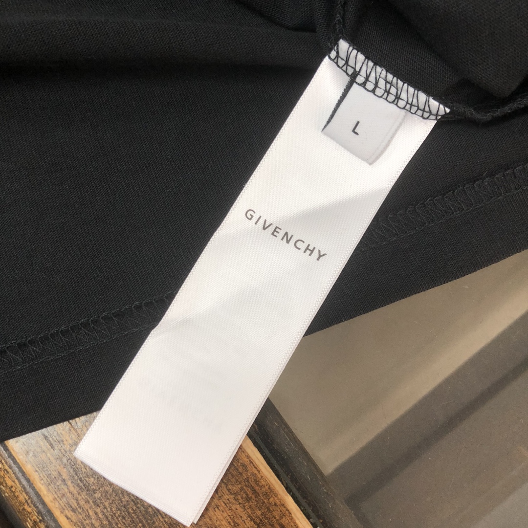 P75 🌟GIVENCHY 纪梵希 26SS最新款情侣款圆领短袖 情侣T恤～ 春夏新品 高品质 🔥🔥时尚百搭潮款 定制进口面料 ！穿着舒适 透气 时尚不失个性 上身休闲随性 帅气有型 彰显大牌气质。三标齐全！！ 颜色：黑色 白色 尺码：M-XXXL