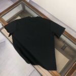 P75 🌟GIVENCHY 纪梵希 26SS最新款情侣款圆领短袖 情侣T恤～ 春夏新品 高品质 🔥🔥时尚百搭潮款 定制进口面料 ！穿着舒适 透气 时尚不失个性 上身休闲随性 帅气有型 彰显大牌气质。三标齐全！！ 颜色：黑色 白色 尺码：M-XXXL