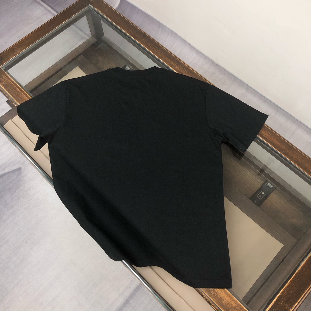 P75 🌟GIVENCHY 纪梵希 26SS最新款情侣款圆领短袖 情侣T恤～ 春夏新品 高品质 🔥🔥时尚百搭潮款 定制进口面料 ！穿着舒适 透气 时尚不失个性 上身休闲随性 帅气有型 彰显大牌气质。三标齐全！！ 颜色：黑色 白色 尺码：M-XXXL