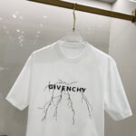 weigou_201365_6_542cd466ff P70 纪梵希 2026早春新款首发专柜最新款短袖圆领T恤 高端订制 设计前卫时尚!高端定制高支长绒棉面料.穿着舒适.专柜级别精致车线.做工精细.上身效果无敌帅气!型男必备单品! 码数: S M L XL XXL 胸围:50 52 55 58 61 衣长:69 71 73 75 77 肩宽:48 50 53 56 58 袖长:22 23 24 尺寸由于手工测量,存在1-3CM左右的偏差