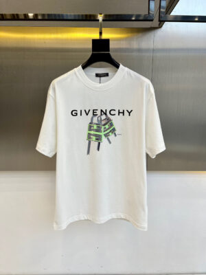 weigou_201575_0_6536327c5a P70 Givenchy/纪梵希 夏季新款 印花字母logo休闲短袖t恤。进口100%长绒棉面料,舒适透气,印花图案logo每个细节做到极致,成品完成非常ok!上身极赞,随意百搭!OS版型,S-2XL。