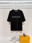 P80 BURBERRY/巴宝莉 高品质320克圆领短袖T恤 品牌经典 简约蓝色拼接格纹领刺绣字母LOGO 2025ss官方同步 高版本 高品质 时尚个性 百搭潮流 纯原品质 原版面料 吊牌 领标 水洗麦 三标齐全 颜色: 黑色.白色. 尺码：S M L XL