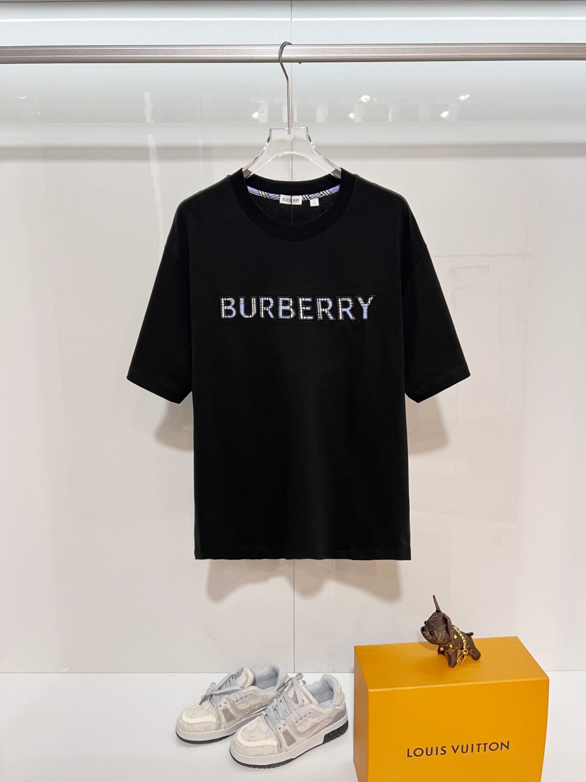 P80 BURBERRY/巴宝莉 高品质320克圆领短袖T恤 品牌经典 简约蓝色拼接格纹领刺绣字母LOGO 2025ss官方同步 高版本 高品质 时尚个性 百搭潮流 纯原品质 原版面料 吊牌 领标 水洗麦 三标齐全 颜色: 黑色.白色. 尺码：S M L XL