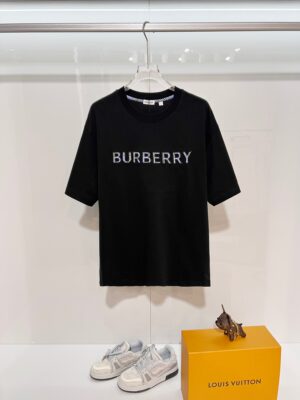 weigou_201590_0_48265b15d1 P80 BURBERRY/巴宝莉 高品质320克圆领短袖T恤 品牌经典 简约蓝色拼接格纹领刺绣字母LOGO 2025ss官方同步 高版本 高品质 时尚个性 百搭潮流 纯原品质 原版面料 吊牌 领标 水洗麦 三标齐全 颜色: 黑色.白色. 尺码:S M L XL