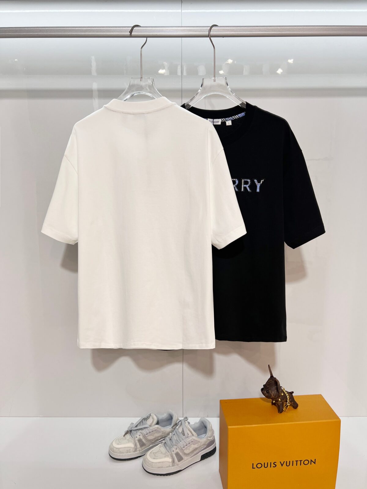 P80 BURBERRY/巴宝莉 高品质320克圆领短袖T恤 品牌经典 简约蓝色拼接格纹领刺绣字母LOGO 2025ss官方同步 高版本 高品质 时尚个性 百搭潮流 纯原品质 原版面料 吊牌 领标 水洗麦 三标齐全 颜色: 黑色.白色. 尺码：S M L XL