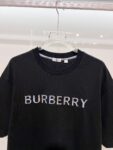 P80 BURBERRY/巴宝莉 高品质320克圆领短袖T恤 品牌经典 简约蓝色拼接格纹领刺绣字母LOGO 2025ss官方同步 高版本 高品质 时尚个性 百搭潮流 纯原品质 原版面料 吊牌 领标 水洗麦 三标齐全 颜色: 黑色.白色. 尺码：S M L XL