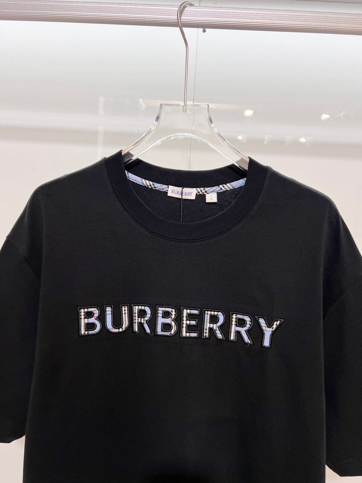 P80 BURBERRY/巴宝莉 高品质320克圆领短袖T恤 品牌经典 简约蓝色拼接格纹领刺绣字母LOGO 2025ss官方同步 高版本 高品质 时尚个性 百搭潮流 纯原品质 原版面料 吊牌 领标 水洗麦 三标齐全 颜色: 黑色.白色. 尺码：S M L XL