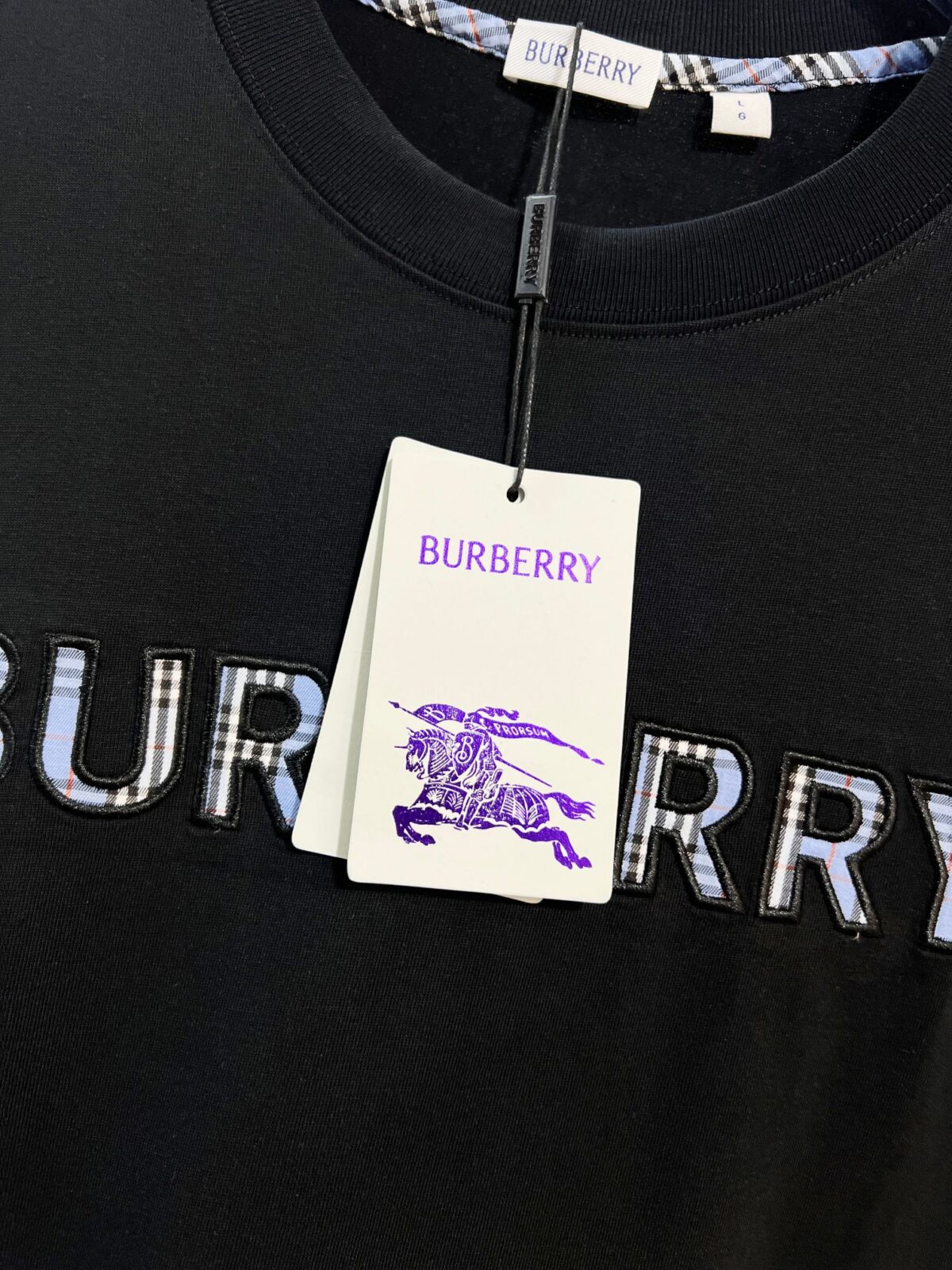P80 BURBERRY/巴宝莉 高品质320克圆领短袖T恤 品牌经典 简约蓝色拼接格纹领刺绣字母LOGO 2025ss官方同步 高版本 高品质 时尚个性 百搭潮流 纯原品质 原版面料 吊牌 领标 水洗麦 三标齐全 颜色: 黑色.白色. 尺码：S M L XL