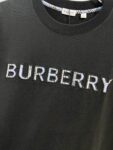 P80 BURBERRY/巴宝莉 高品质320克圆领短袖T恤 品牌经典 简约蓝色拼接格纹领刺绣字母LOGO 2025ss官方同步 高版本 高品质 时尚个性 百搭潮流 纯原品质 原版面料 吊牌 领标 水洗麦 三标齐全 颜色: 黑色.白色. 尺码：S M L XL