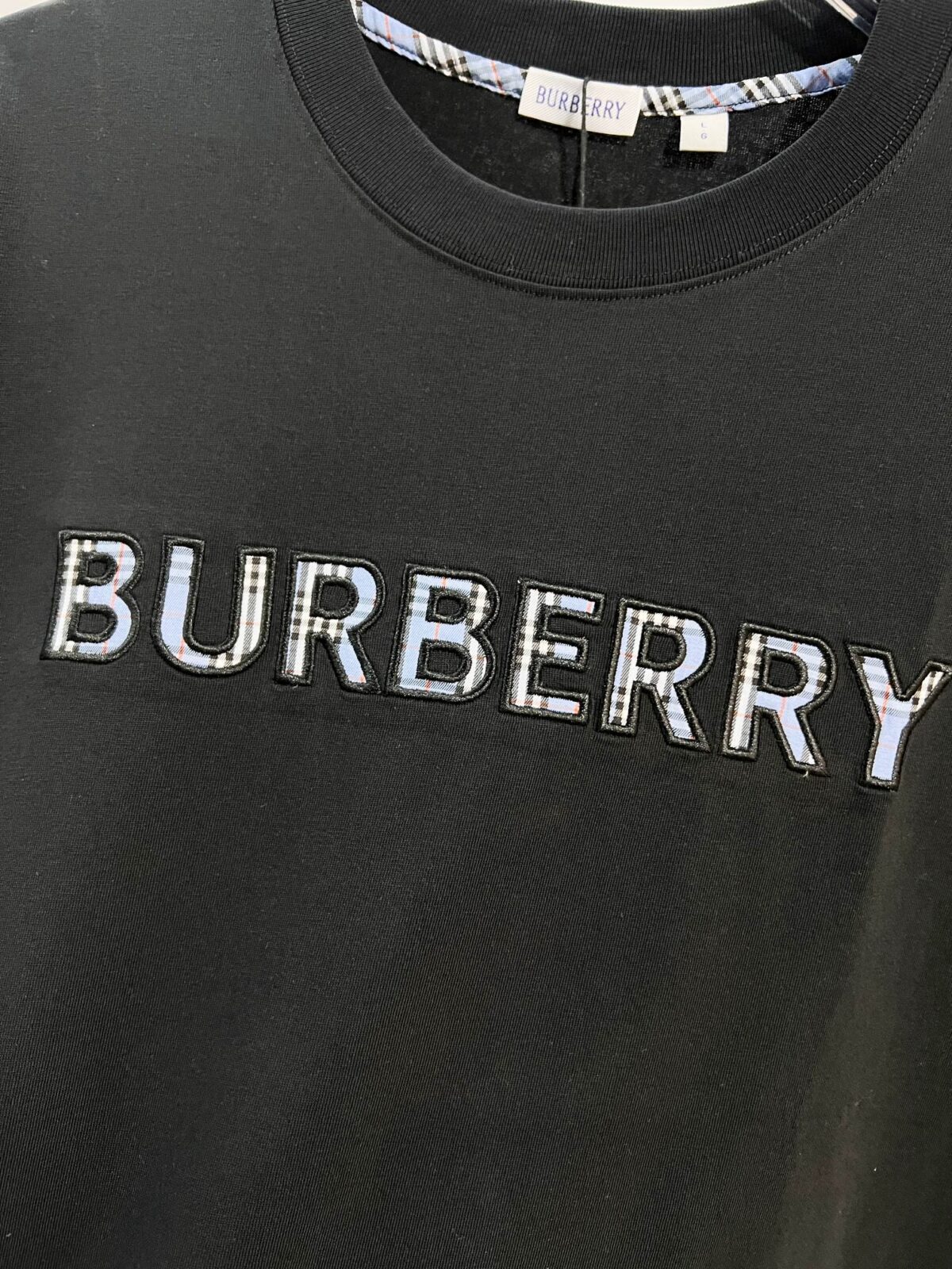 P80 BURBERRY/巴宝莉 高品质320克圆领短袖T恤 品牌经典 简约蓝色拼接格纹领刺绣字母LOGO 2025ss官方同步 高版本 高品质 时尚个性 百搭潮流 纯原品质 原版面料 吊牌 领标 水洗麦 三标齐全 颜色: 黑色.白色. 尺码：S M L XL