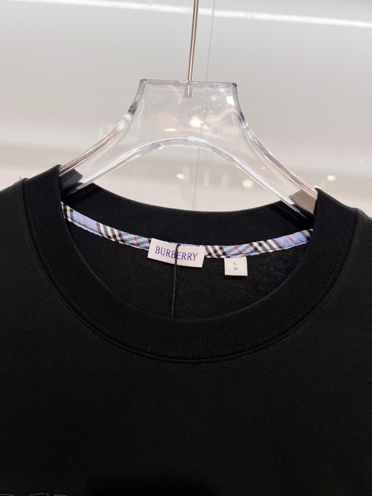 P80 BURBERRY/巴宝莉 高品质320克圆领短袖T恤 品牌经典 简约蓝色拼接格纹领刺绣字母LOGO 2025ss官方同步 高版本 高品质 时尚个性 百搭潮流 纯原品质 原版面料 吊牌 领标 水洗麦 三标齐全 颜色: 黑色.白色. 尺码：S M L XL