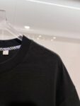 P80 BURBERRY/巴宝莉 高品质320克圆领短袖T恤 品牌经典 简约蓝色拼接格纹领刺绣字母LOGO 2025ss官方同步 高版本 高品质 时尚个性 百搭潮流 纯原品质 原版面料 吊牌 领标 水洗麦 三标齐全 颜色: 黑色.白色. 尺码：S M L XL