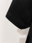 P80 BURBERRY/巴宝莉 高品质320克圆领短袖T恤 品牌经典 简约蓝色拼接格纹领刺绣字母LOGO 2025ss官方同步 高版本 高品质 时尚个性 百搭潮流 纯原品质 原版面料 吊牌 领标 水洗麦 三标齐全 颜色: 黑色.白色. 尺码：S M L XL
