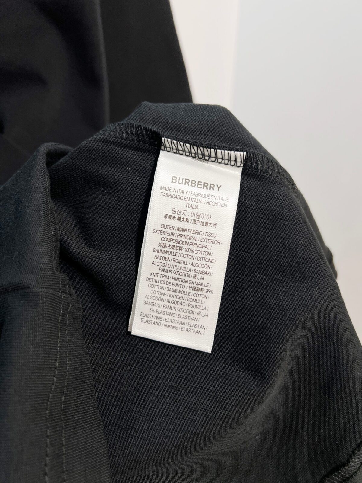 P80 BURBERRY/巴宝莉 高品质320克圆领短袖T恤 品牌经典 简约蓝色拼接格纹领刺绣字母LOGO 2025ss官方同步 高版本 高品质 时尚个性 百搭潮流 纯原品质 原版面料 吊牌 领标 水洗麦 三标齐全 颜色: 黑色.白色. 尺码：S M L XL
