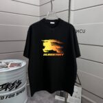 P70 Burberr* 巴宝* 2026春夏新款 经典字母 印花工艺 休闲宽松 圆领短袖T恤 男女同款 颜色：黑色 白色 紫色 绿色 尺码: S M L XL XXL 尺码： S （90-130斤） M （120-150斤） L （140-165斤） XL （160-180斤） XXL （180-210斤）