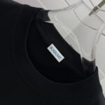 P70 Burberr* 巴宝* 2026春夏新款 经典字母 印花工艺 休闲宽松 圆领短袖T恤 男女同款 颜色：黑色 白色 紫色 绿色 尺码: S M L XL XXL 尺码： S （90-130斤） M （120-150斤） L （140-165斤） XL （160-180斤） XXL （180-210斤）