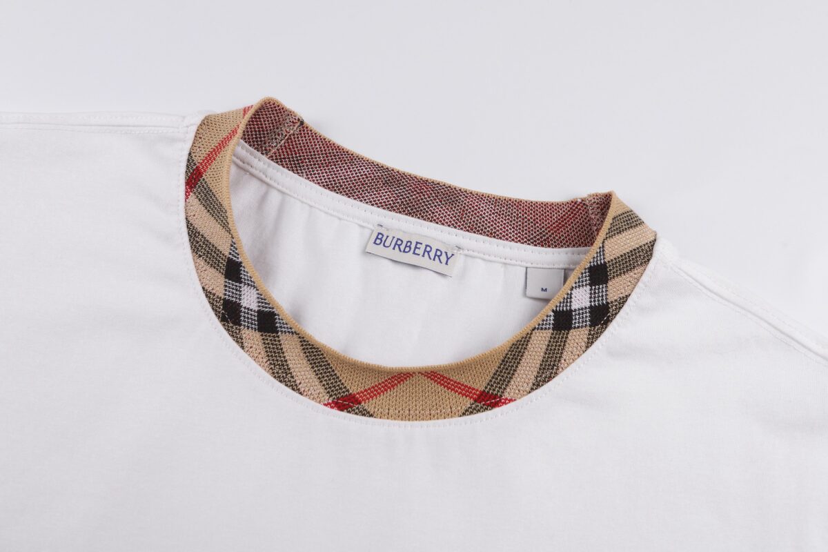 P65 款号：mm130 BURBERRY 巴宝莉25SS圆领格纹装饰棉质短袖T恤衫 -正品4050购入 -32支双股平纹匹马棉220克 -扁机罗纹 -罗纹提花 -面料酵洗 -定制1：1商标 -尺码：S M L XL