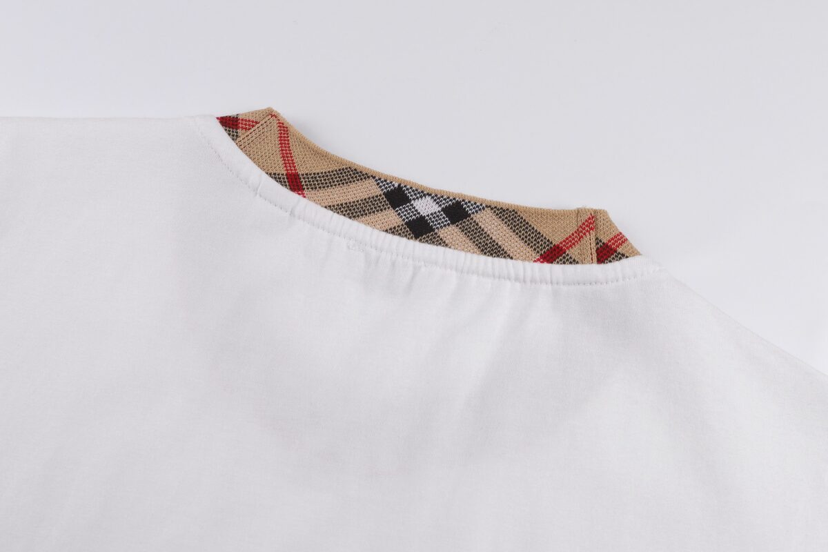 P65 款号：mm130 BURBERRY 巴宝莉25SS圆领格纹装饰棉质短袖T恤衫 -正品4050购入 -32支双股平纹匹马棉220克 -扁机罗纹 -罗纹提花 -面料酵洗 -定制1：1商标 -尺码：S M L XL