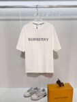 P80 BURBERRY/巴宝莉 高品质320克圆领短袖T恤 品牌经典 简约蓝色拼接格纹领刺绣字母LOGO 2025ss官方同步 高版本 高品质 时尚个性 百搭潮流 纯原品质 原版面料 吊牌 领标 水洗麦 三标齐全 颜色: 黑色.白色. 尺码：S M L XL
