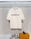 P80 BURBERRY/巴宝莉 高品质320克圆领短袖T恤 品牌经典 简约蓝色拼接格纹领刺绣字母LOGO 2025ss官方同步 高版本 高品质 时尚个性 百搭潮流 纯原品质 原版面料 吊牌 领标 水洗麦 三标齐全 颜色: 黑色.白色. 尺码：S M L XL