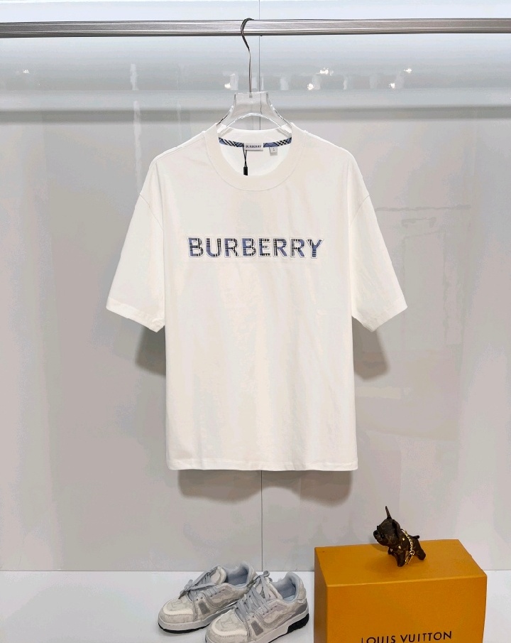 P80 BURBERRY/巴宝莉 高品质320克圆领短袖T恤 品牌经典 简约蓝色拼接格纹领刺绣字母LOGO 2025ss官方同步 高版本 高品质 时尚个性 百搭潮流 纯原品质 原版面料 吊牌 领标 水洗麦 三标齐全 颜色: 黑色.白色. 尺码：S M L XL