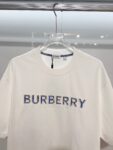 P80 BURBERRY/巴宝莉 高品质320克圆领短袖T恤 品牌经典 简约蓝色拼接格纹领刺绣字母LOGO 2025ss官方同步 高版本 高品质 时尚个性 百搭潮流 纯原品质 原版面料 吊牌 领标 水洗麦 三标齐全 颜色: 黑色.白色. 尺码：S M L XL