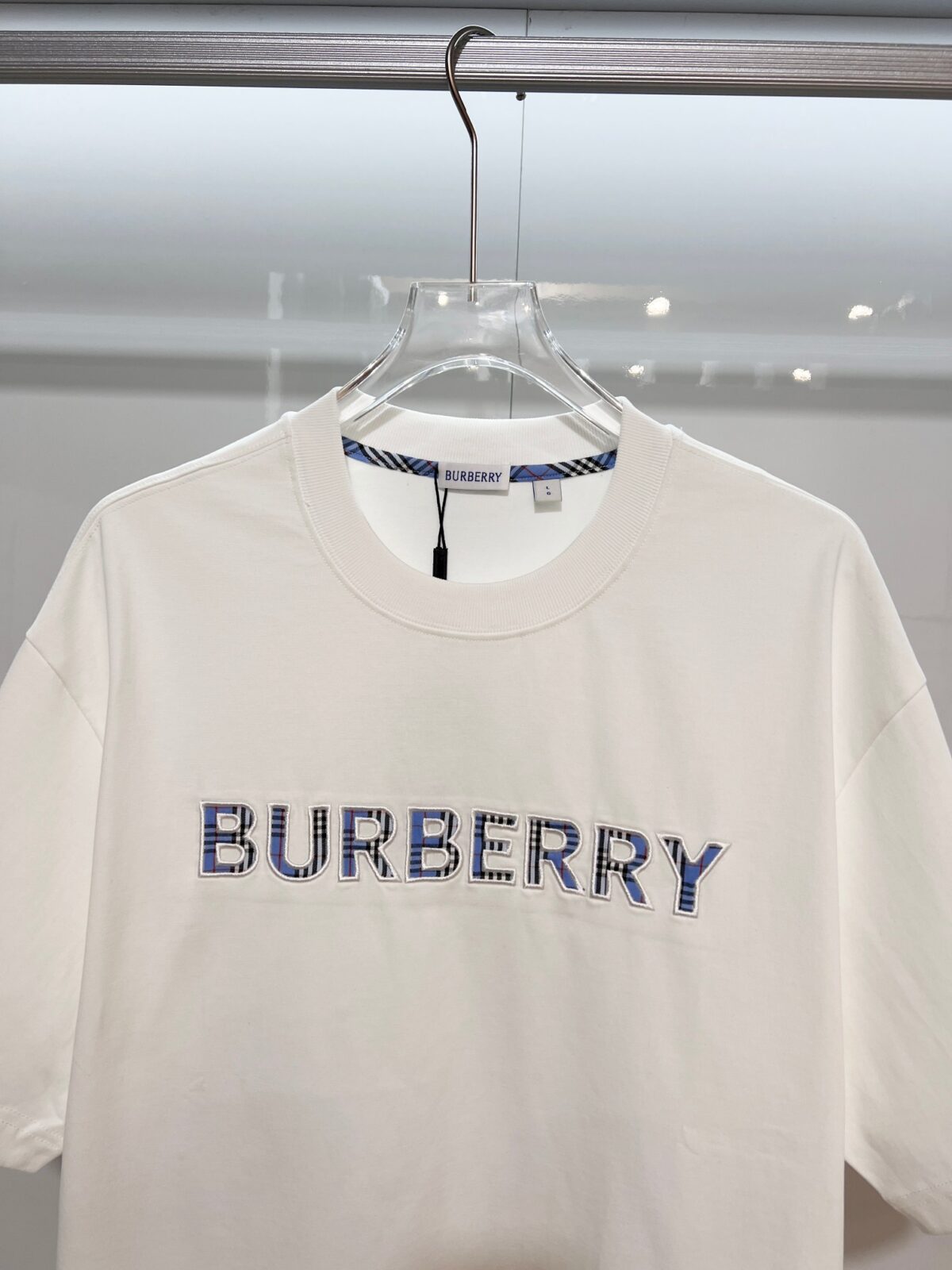 P80 BURBERRY/巴宝莉 高品质320克圆领短袖T恤 品牌经典 简约蓝色拼接格纹领刺绣字母LOGO 2025ss官方同步 高版本 高品质 时尚个性 百搭潮流 纯原品质 原版面料 吊牌 领标 水洗麦 三标齐全 颜色: 黑色.白色. 尺码：S M L XL