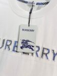 P80 BURBERRY/巴宝莉 高品质320克圆领短袖T恤 品牌经典 简约蓝色拼接格纹领刺绣字母LOGO 2025ss官方同步 高版本 高品质 时尚个性 百搭潮流 纯原品质 原版面料 吊牌 领标 水洗麦 三标齐全 颜色: 黑色.白色. 尺码：S M L XL