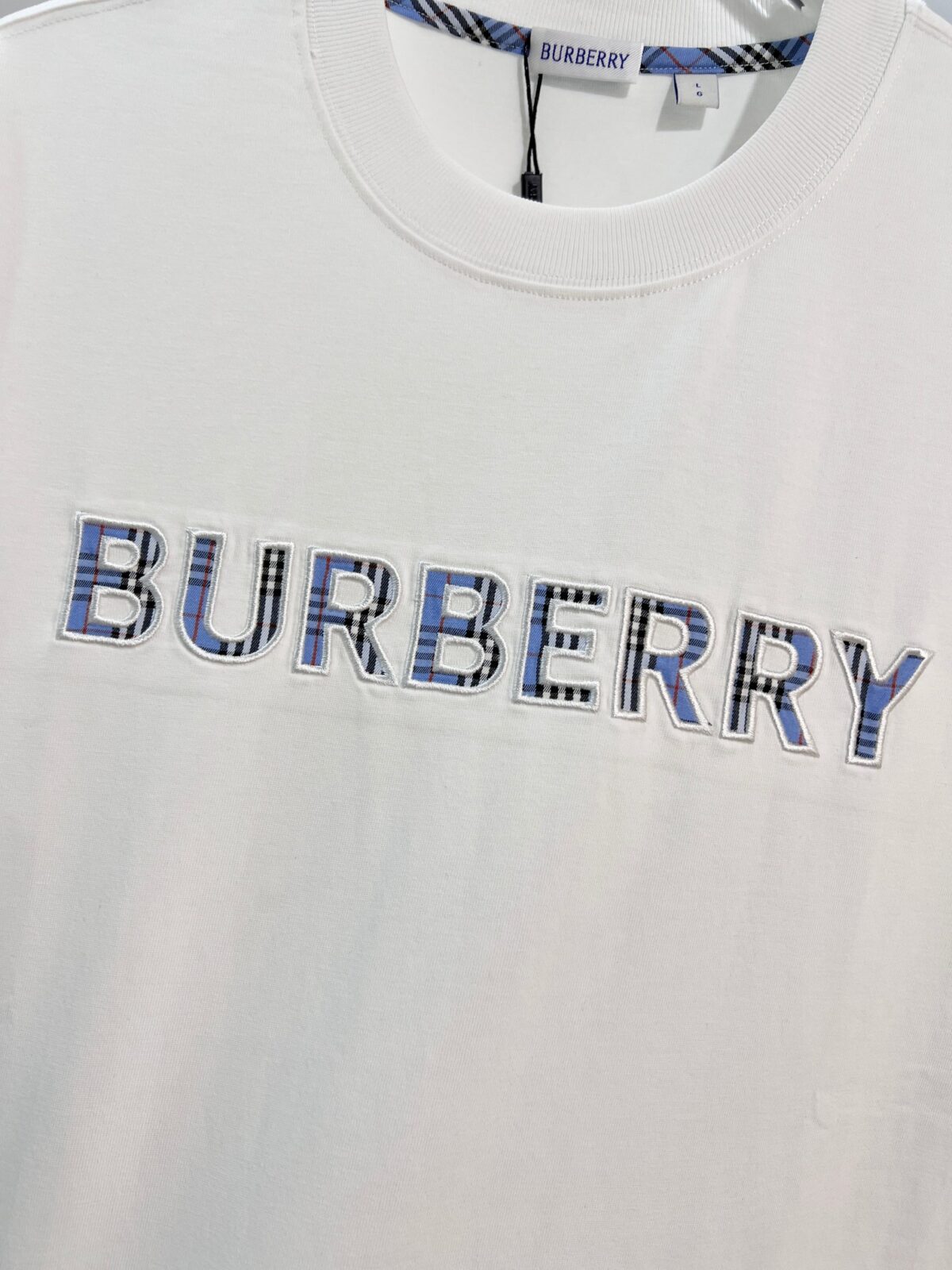 P80 BURBERRY/巴宝莉 高品质320克圆领短袖T恤 品牌经典 简约蓝色拼接格纹领刺绣字母LOGO 2025ss官方同步 高版本 高品质 时尚个性 百搭潮流 纯原品质 原版面料 吊牌 领标 水洗麦 三标齐全 颜色: 黑色.白色. 尺码：S M L XL