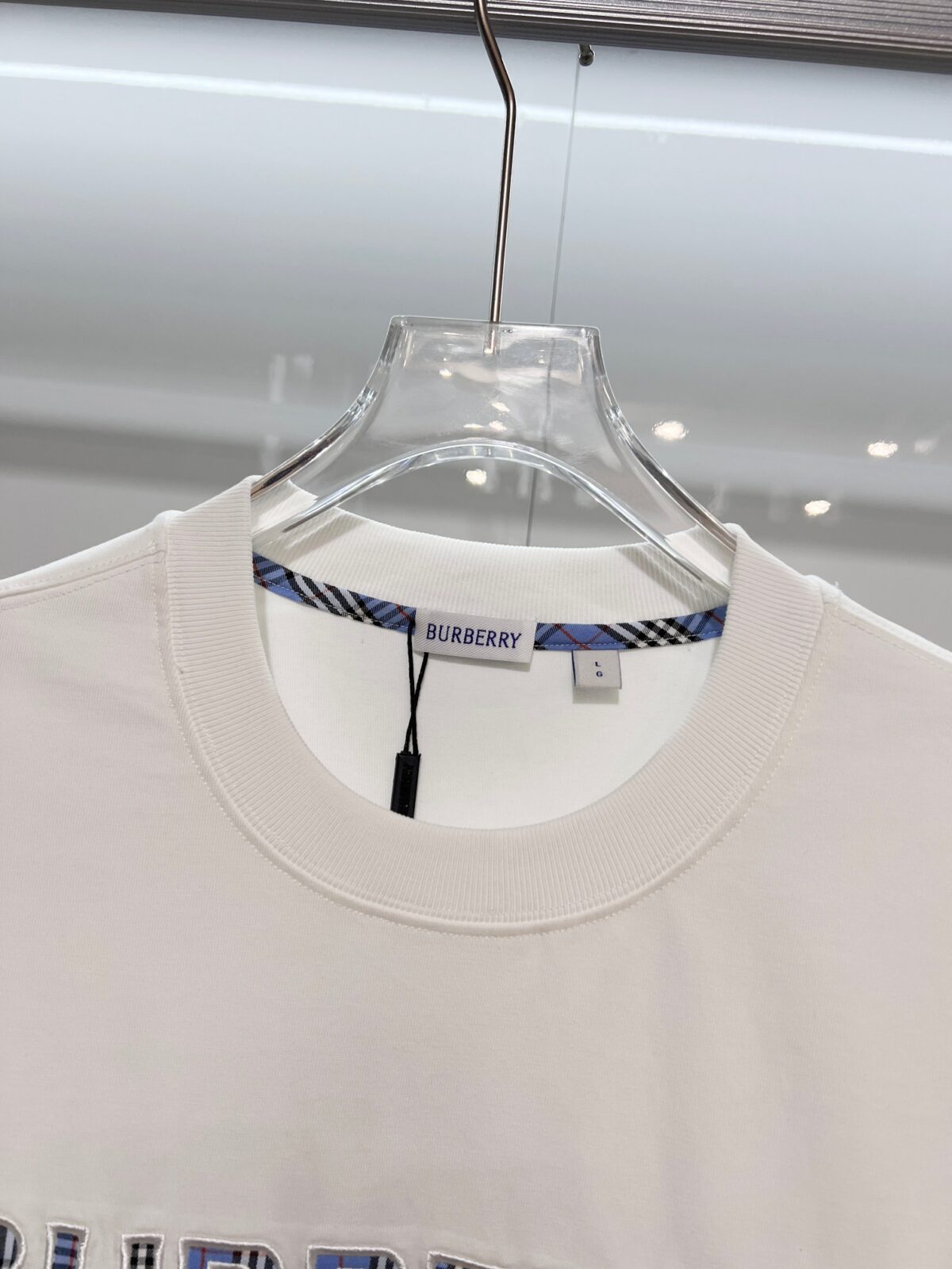P80 BURBERRY/巴宝莉 高品质320克圆领短袖T恤 品牌经典 简约蓝色拼接格纹领刺绣字母LOGO 2025ss官方同步 高版本 高品质 时尚个性 百搭潮流 纯原品质 原版面料 吊牌 领标 水洗麦 三标齐全 颜色: 黑色.白色. 尺码：S M L XL