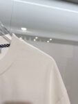 P80 BURBERRY/巴宝莉 高品质320克圆领短袖T恤 品牌经典 简约蓝色拼接格纹领刺绣字母LOGO 2025ss官方同步 高版本 高品质 时尚个性 百搭潮流 纯原品质 原版面料 吊牌 领标 水洗麦 三标齐全 颜色: 黑色.白色. 尺码：S M L XL