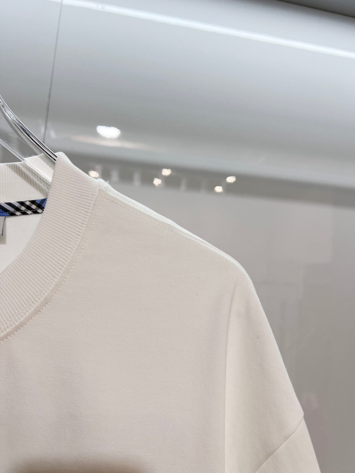 P80 BURBERRY/巴宝莉 高品质320克圆领短袖T恤 品牌经典 简约蓝色拼接格纹领刺绣字母LOGO 2025ss官方同步 高版本 高品质 时尚个性 百搭潮流 纯原品质 原版面料 吊牌 领标 水洗麦 三标齐全 颜色: 黑色.白色. 尺码：S M L XL