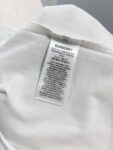P80 BURBERRY/巴宝莉 高品质320克圆领短袖T恤 品牌经典 简约蓝色拼接格纹领刺绣字母LOGO 2025ss官方同步 高版本 高品质 时尚个性 百搭潮流 纯原品质 原版面料 吊牌 领标 水洗麦 三标齐全 颜色: 黑色.白色. 尺码：S M L XL