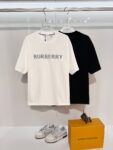 P80 BURBERRY/巴宝莉 高品质320克圆领短袖T恤 品牌经典 简约蓝色拼接格纹领刺绣字母LOGO 2025ss官方同步 高版本 高品质 时尚个性 百搭潮流 纯原品质 原版面料 吊牌 领标 水洗麦 三标齐全 颜色: 黑色.白色. 尺码：S M L XL