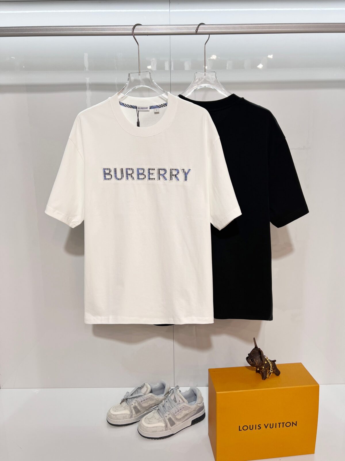 P80 BURBERRY/巴宝莉 高品质320克圆领短袖T恤 品牌经典 简约蓝色拼接格纹领刺绣字母LOGO 2025ss官方同步 高版本 高品质 时尚个性 百搭潮流 纯原品质 原版面料 吊牌 领标 水洗麦 三标齐全 颜色: 黑色.白色. 尺码：S M L XL