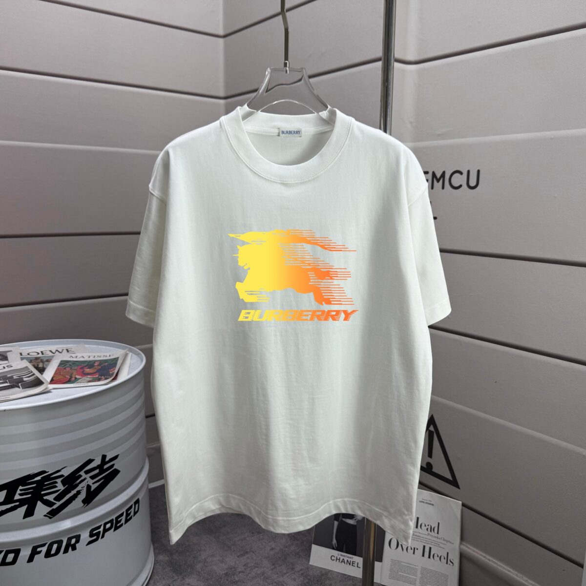 P70 Burberr* 巴宝* 2026春夏新款 经典字母 印花工艺 休闲宽松 圆领短袖T恤 男女同款 颜色：黑色 白色 紫色 绿色 尺码: S M L XL XXL 尺码： S （90-130斤） M （120-150斤） L （140-165斤） XL （160-180斤） XXL （180-210斤）