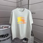 P70 Burberr* 巴宝* 2026春夏新款 经典字母 印花工艺 休闲宽松 圆领短袖T恤 男女同款 颜色：黑色 白色 紫色 绿色 尺码: S M L XL XXL 尺码： S （90-130斤） M （120-150斤） L （140-165斤） XL （160-180斤） XXL （180-210斤）
