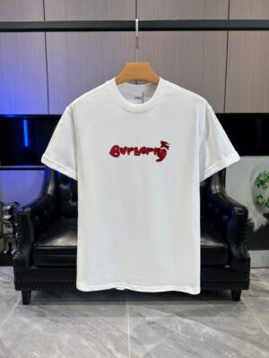 P65 BURBERRY巴宝莉 刺绣款 2026春夏经典圆领短袖T恤采用280克双纱精棉，衣服偏厚使整体高透气和柔软性，高版本，三标齐全！男女同款 颜色：白色 黑色 灰色 杏色 -尺码：S M L Xl