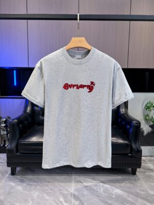 P65 BURBERRY巴宝莉 刺绣款 2026春夏经典圆领短袖T恤采用280克双纱精棉，衣服偏厚使整体高透气和柔软性，高版本，三标齐全！男女同款 颜色：白色 黑色 灰色 杏色 -尺码：S M L Xl