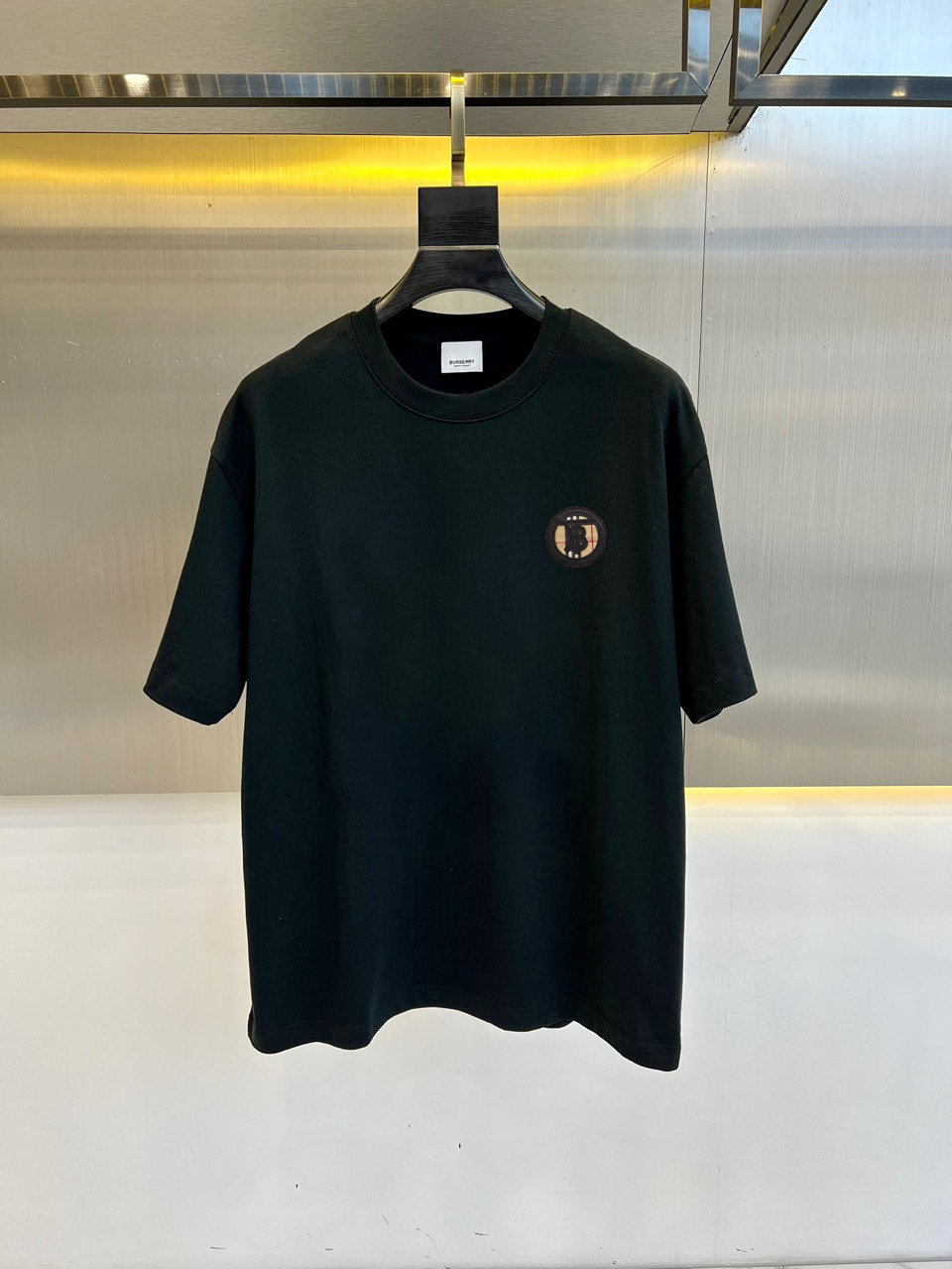 P70 巴宝莉 夏季新款 印花字母logo休闲短袖t恤。进口100%长绒棉面料，舒适透气，印花图案logo每个细节做到极致，成品完成非常ok！上身极赞，随意百搭！OS版型，S-2XL。