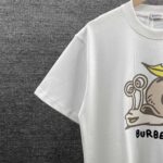 P80 BBR 巴*莉 2026春夏款 经典官网柜子版 蜗牛卡通图形字母个性logo印花 定制双纱平纹纯棉面料 短袖T恤 男女同款 尺码： S （90-130斤） M （120-150斤） L （140-165斤） XL （160-180斤） XXL （180-210斤） 颜色：黑色 白色 酒红色