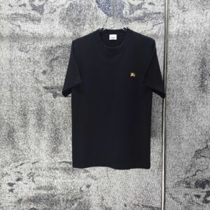 P75 BBR* 巴宝莉* 2026新款 精致绣花小logo 300g短袖t恤 宽松版型男女同款 尺码 S M L XL XXL 黑色 白色 紫色 湖水绿