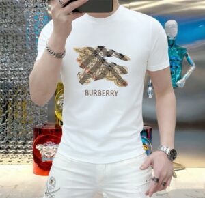 P70 品牌： 巴宝莉 (胖子福音)原单男士休闲短袖T恤，2026春夏新品，定制胸前顶级logo 工艺、搭配整件细节 品质及剪裁设计都堪称一流，定制进口丝光棉面料！型格十足，配色轻熟百搭。M-5XL(穿到220斤)