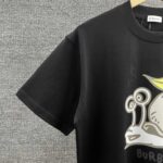 P80 BBR 巴*莉 2026春夏款 经典官网柜子版 蜗牛卡通图形字母个性logo印花 定制双纱平纹纯棉面料 短袖T恤 男女同款 尺码： S （90-130斤） M （120-150斤） L （140-165斤） XL （160-180斤） XXL （180-210斤） 颜色：黑色 白色 酒红色