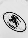 P75 款号:mm131 Burberry巴宝莉 26ss新款植绒字母毛巾绣T恤衫短袖，面料选用300克平织棉面料打造，呈现常规版型。圆领款式，点缀植绒品牌徽标印花。采用链式缝线刺绣工艺，铺叠骑士印章装饰，源自 1980 年代品牌包款的典藏图案。 颜色:黑色 白色 码数：S. M. L. XL