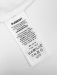 P75 款号:mm131 Burberry巴宝莉 26ss新款植绒字母毛巾绣T恤衫短袖，面料选用300克平织棉面料打造，呈现常规版型。圆领款式，点缀植绒品牌徽标印花。采用链式缝线刺绣工艺，铺叠骑士印章装饰，源自 1980 年代品牌包款的典藏图案。 颜色:黑色 白色 码数：S. M. L. XL